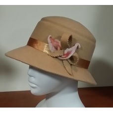 Beżowy kapelusz